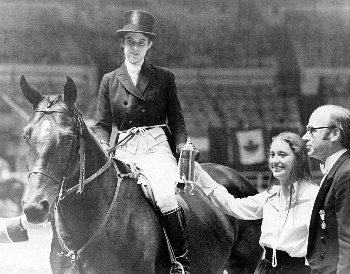 Sign The Card with Jane Womble (now Gaston up) – Regular Working Hunter Champion at The National Horse Show in 1972.